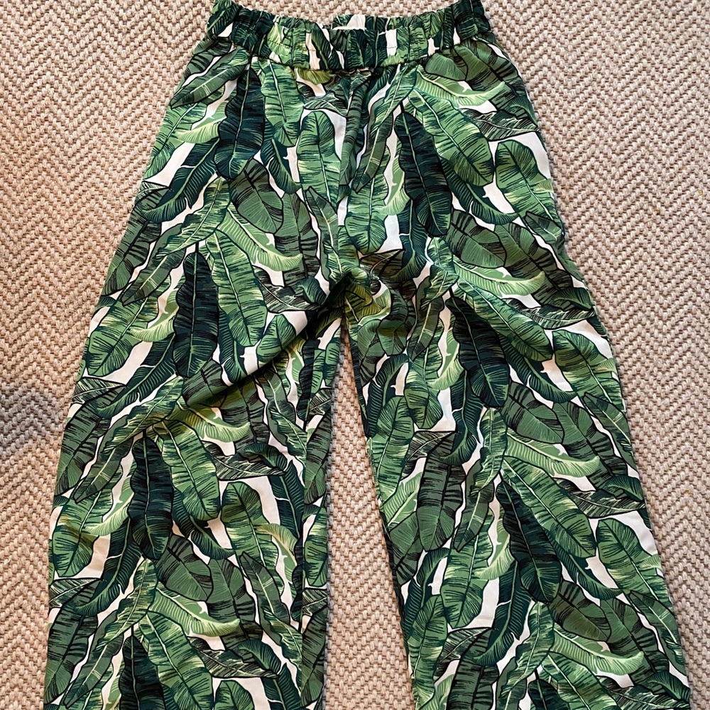 Cropped wide leg resort pants in palm print